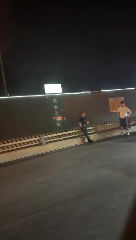 倒霉😫网传韦世豪赛后驾驶机动车遭碰撞或擦挂，在等待交警处理