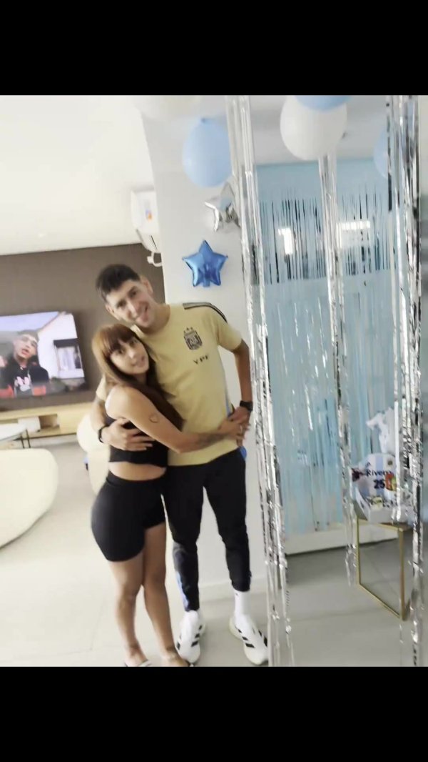 从卖饼干→阿根廷国脚!21岁里维罗完成国家队首秀,家人为其庆祝