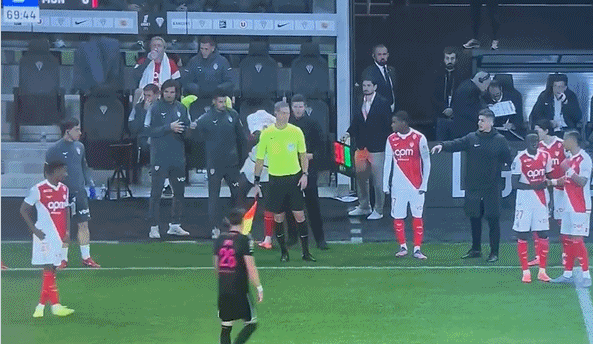 不给新帅面子😮法蒂被换后没握手直接下场，遭主帅“死亡凝视”