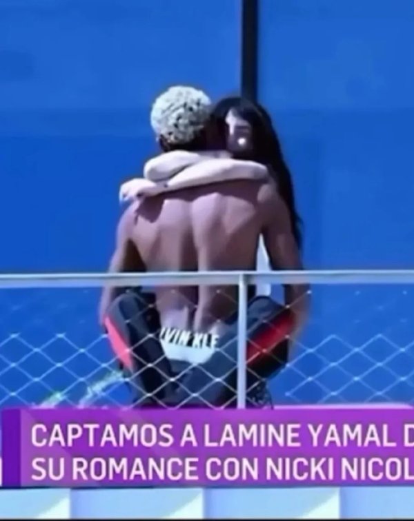 💕亚马尔被拍到与女友在露台亲热,女友双腿缠绕其腰间被抱起