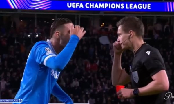 示意主裁脑子不好or示意对手用头碰球?卢卡用手狂指脑门吃到直红