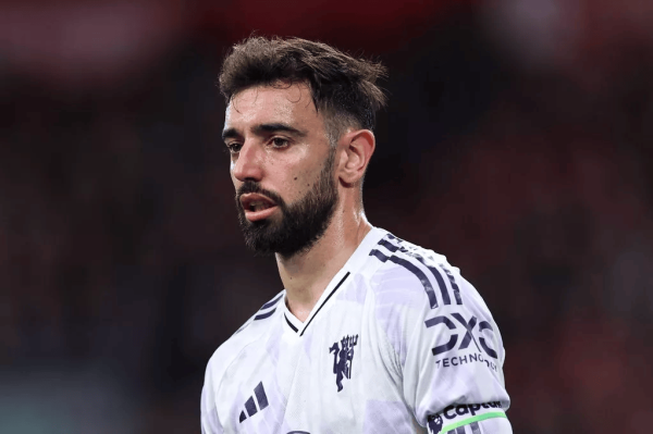 曼联主管当年播放B费驱逐  后踹开更衣室的视频, 三德子执意签