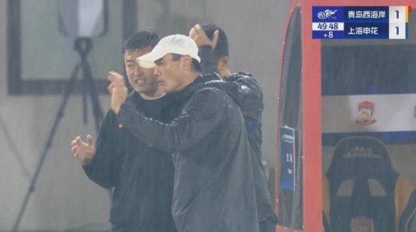 主帅人麻了!球队7分钟2张直红,邵佳一场边找四官疯狂沟通