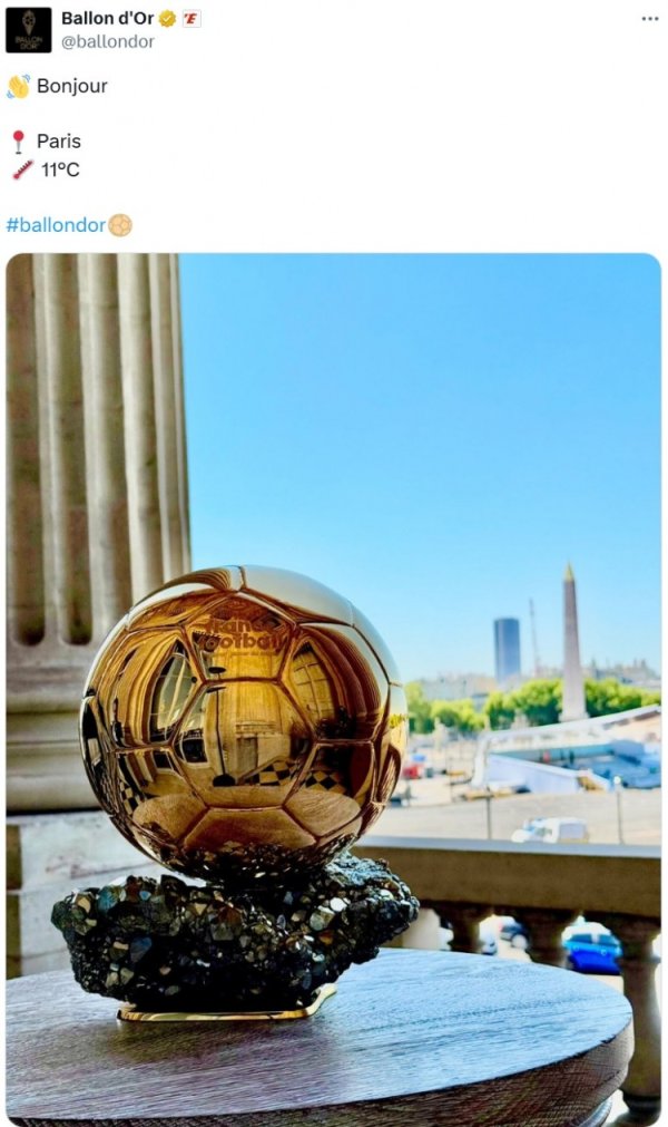 谁将加冕？金球奖官推晒奖杯照片预热颁奖典礼