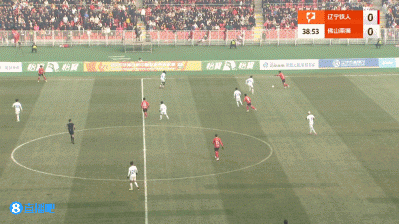 超巨错误  ！佛山南狮守门员出击摘球脱手，辽宁铁人前场球员笑纳空门大礼